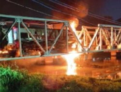 Detik-detik KA Brantas Tabrak Truk Tronton di Semarang