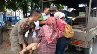 Heboh! Wanita Tanpa Busana Ngamuk di Jalan Raya Parung Bogor