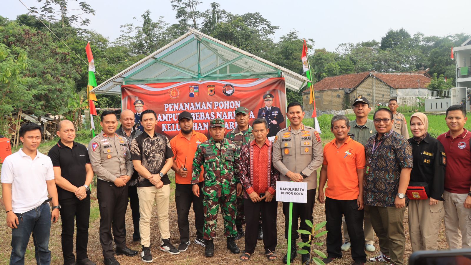 Kapolresta Bogor Kota Laksanakan Pengecekan Kampung Bebas Narkoba, UMKM dan Penanaman Pohon 1 Kapolresta Bogor Kota Laksanakan Pengecekan Kampung Bebas Narkoba, UMKM dan Penanaman Pohon, Foto: Istimewa