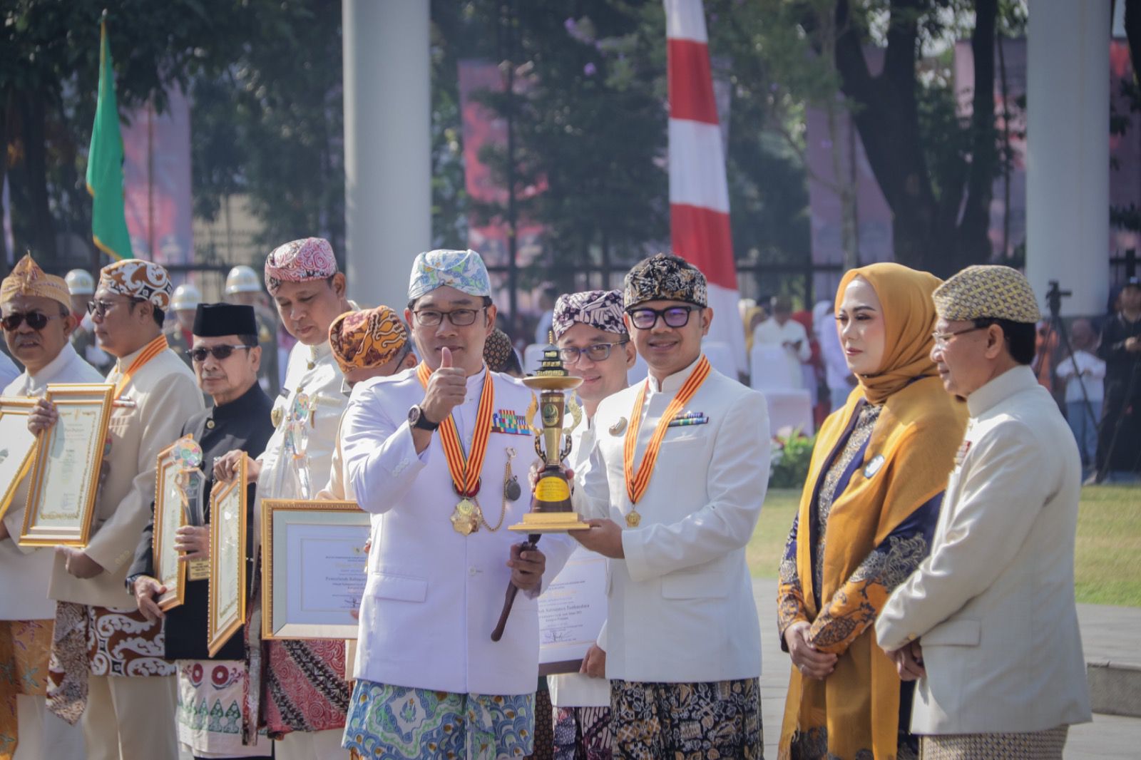 Dalam upacara peringatan Hari Jadi ke-78 Provinsi Jawa Barat yang dipimpin langsung Gubernur Ridwan Kamil. Wali Kota Bogor, Bima Arya raih penghargaan Adminduk Juara Award Terbaik 1 dalam kategori kota tingkat Provinsi Jawa Barat tahun 2023, di Lapangan Gasibu, Bandung, Sabtu (19/8/2023).