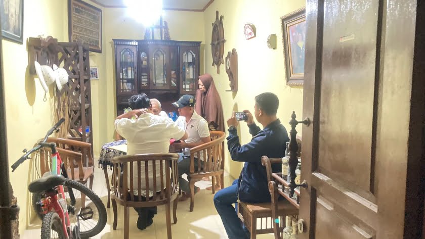 pendemo ditusuk aparat