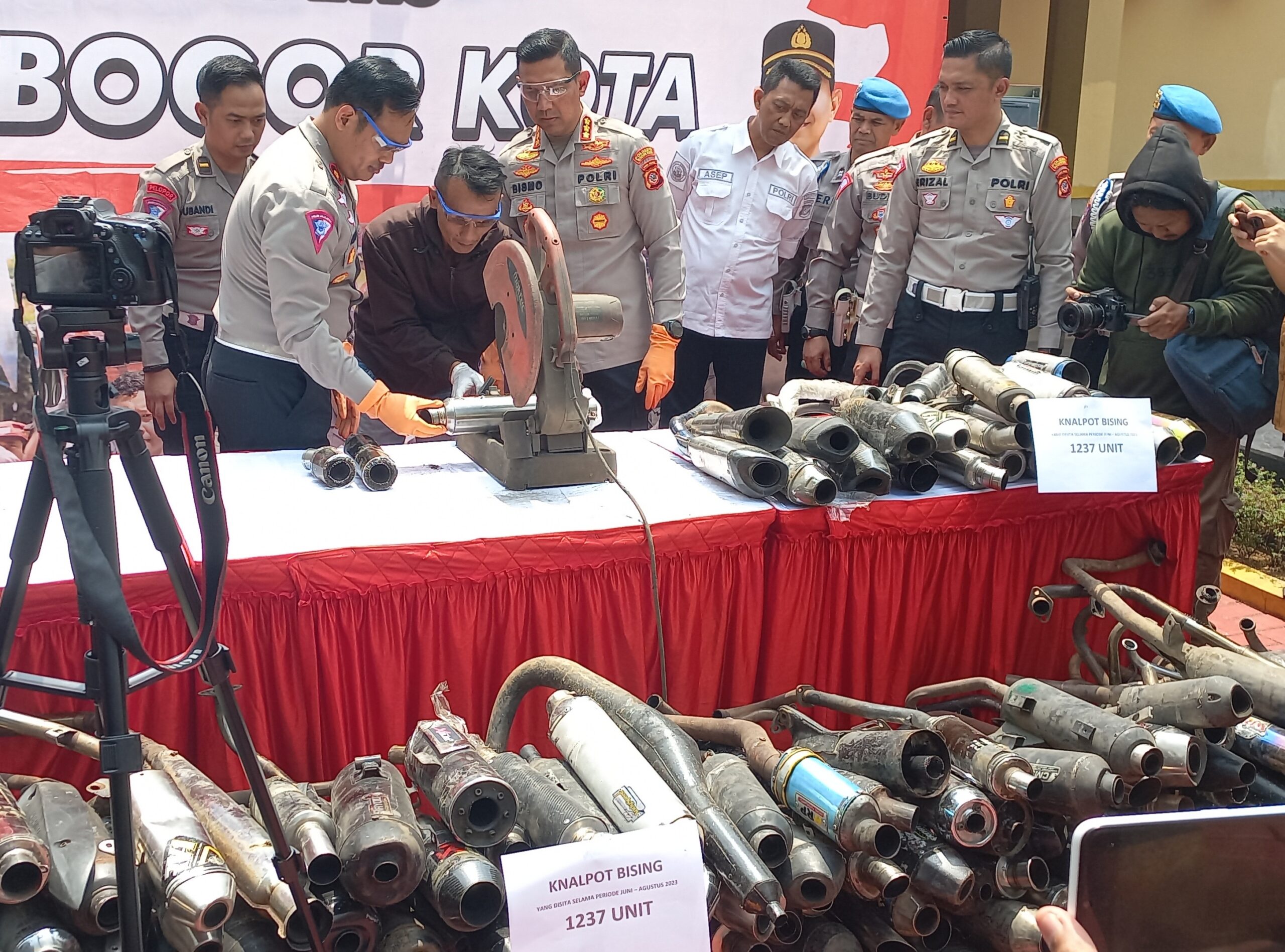 Tegas Satlantas Polresta Bogor Kota Musnahkan Ribuan Knalpot Brong scaled