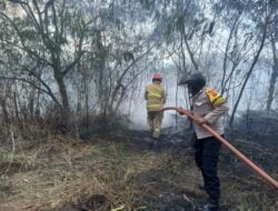 Kebakaran 1 Hektar Lahan Kosong di Sentul Bogor, Polisi Bantu Damkar Padamkan Api