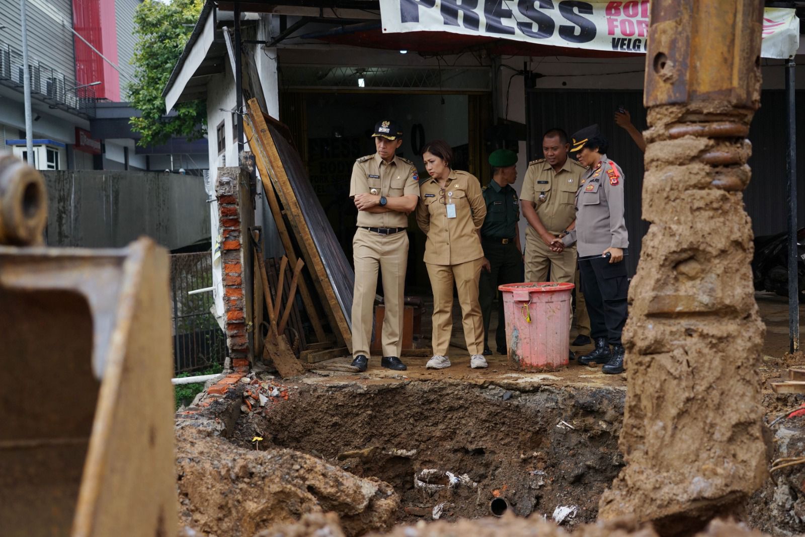 Longsor di Jalan Raya Tajur