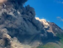 Erupsi Gunung Marapi Lontarkan Batu hingga Radius 3 KM