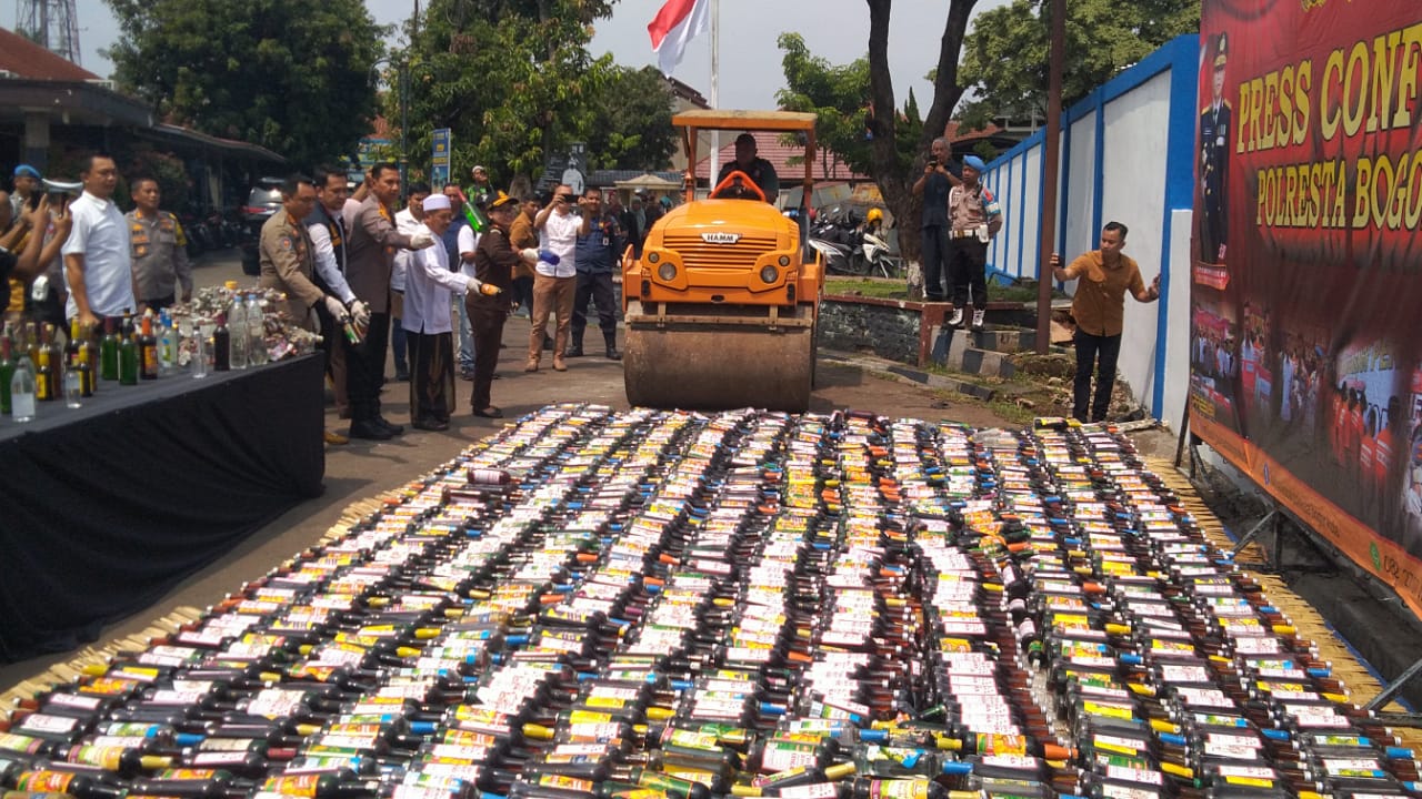 Polresta Bogor Kota Musnahkan Ribuan Minuman Keras dan Petasan Ilegal