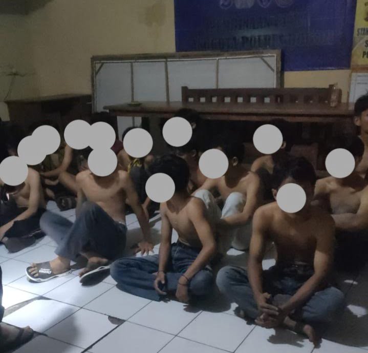 Diduga Gangster, 15 Remaja Bersenjata Tajam Ditangkap Polisi 1 Gangster
