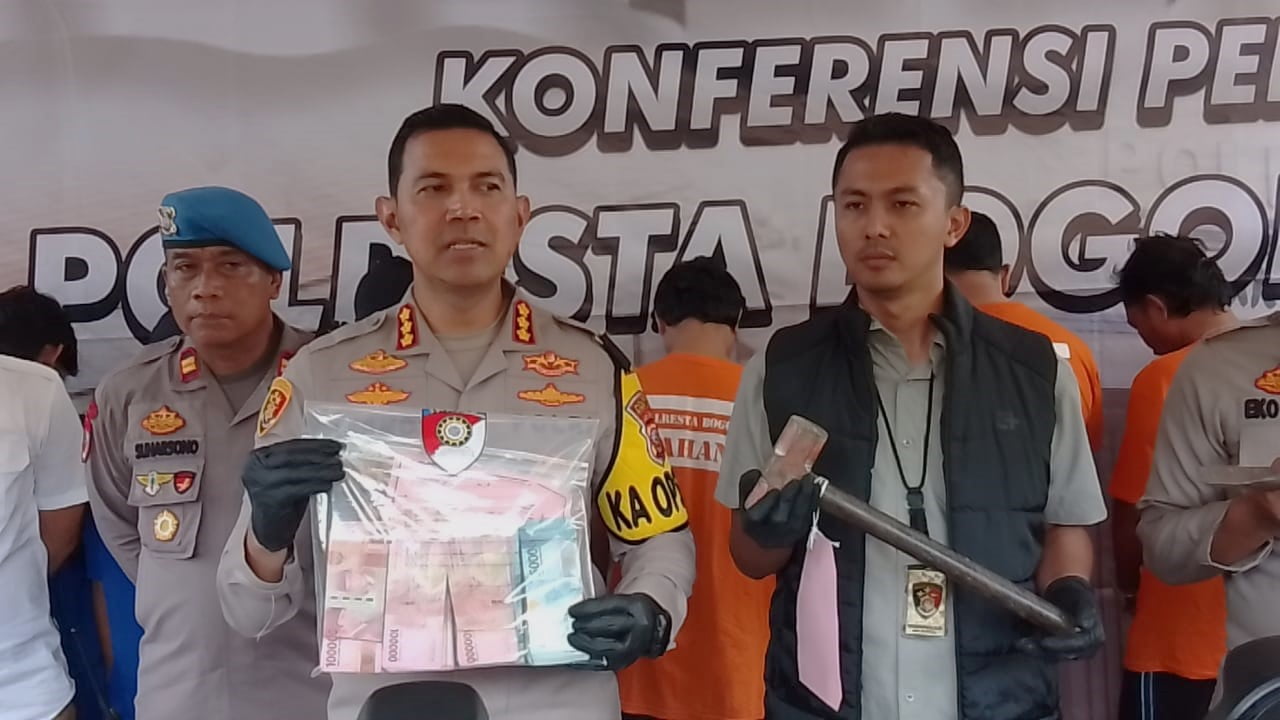 Pelaku Spesialis Pembobol Mesin ATM di Bogor Ditangkap Polisi 1 pelaku spesialis pembobol mesin atm
