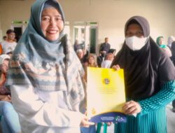 Kades Kota Batu Bagikan 200 Sertifikat PTSL, Warga Bahagia