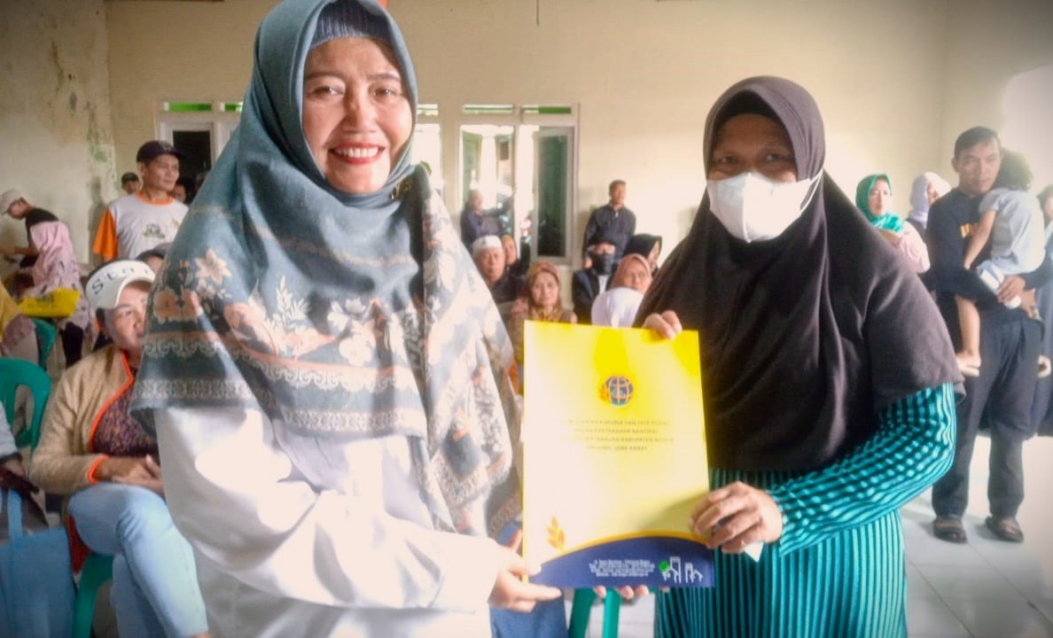 Kades Kota Batu Bagikan 200 Sertifikat PTSL, Warga Bahagia 1 Sertifikat PTSL