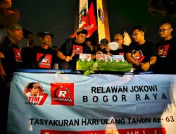 Rayakan Ulang Tahun Joko Widodo ke-63, Relawan Jokowi Bogor Raya Potong Tumpeng di Tugu Kujang