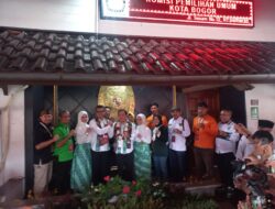 Naik Delman Bersama Pendukungnya, Pasangan dr. Raendi Rayendra dan Eka Maulana Resmi Daftar Pilkada ke KPU Kota Bogor