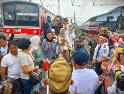 Hari Sumpah Pemuda, PT KAI Commuter Bagikan Suvenir Ramah Lingkungan ke Penumpangnya