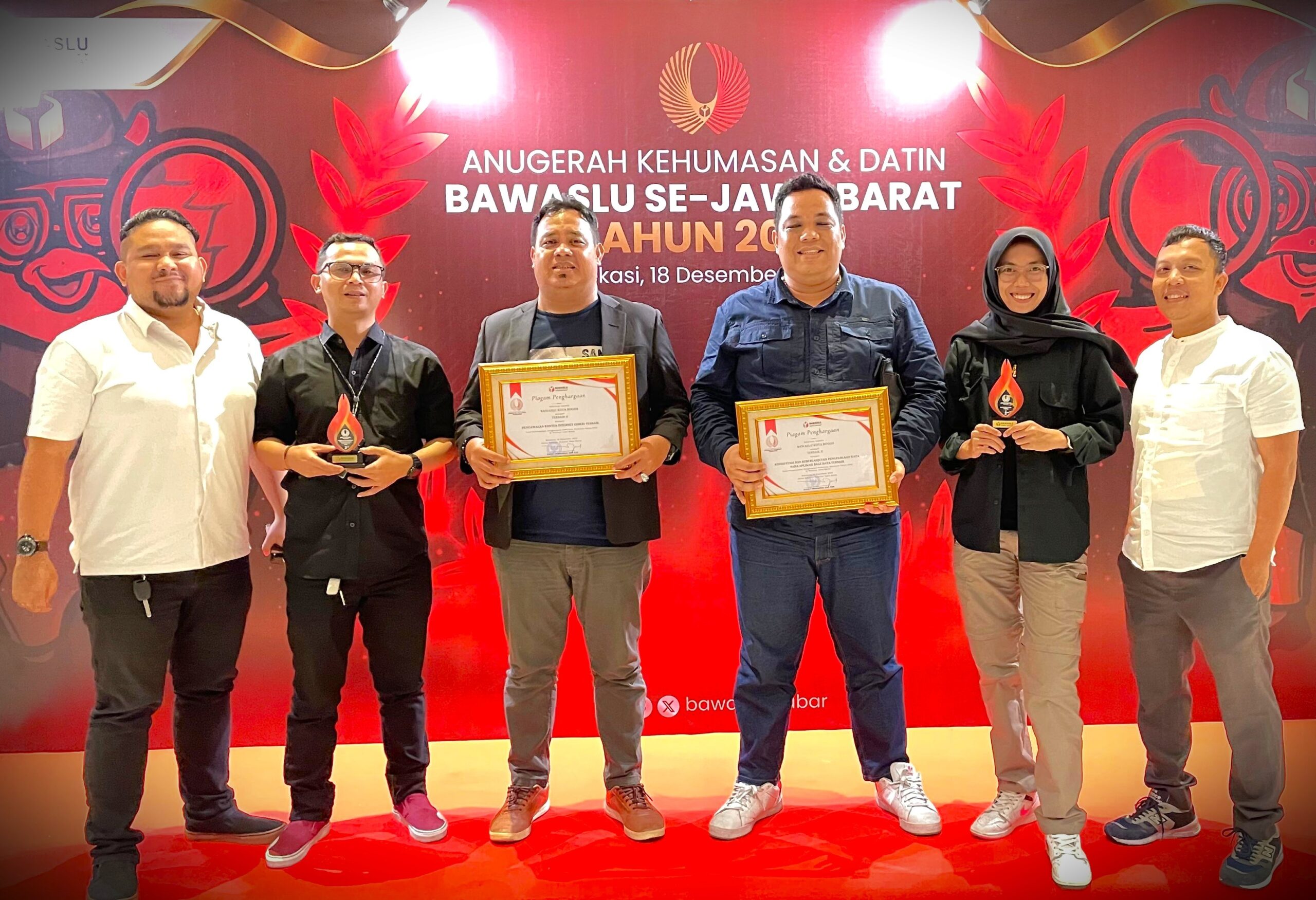 Bawaslu Kota Bogor Raih 2 Penghargaan pada Anugerah Kehumasan dan Datin Bawaslu Se Jawa Barat 2024 scaled