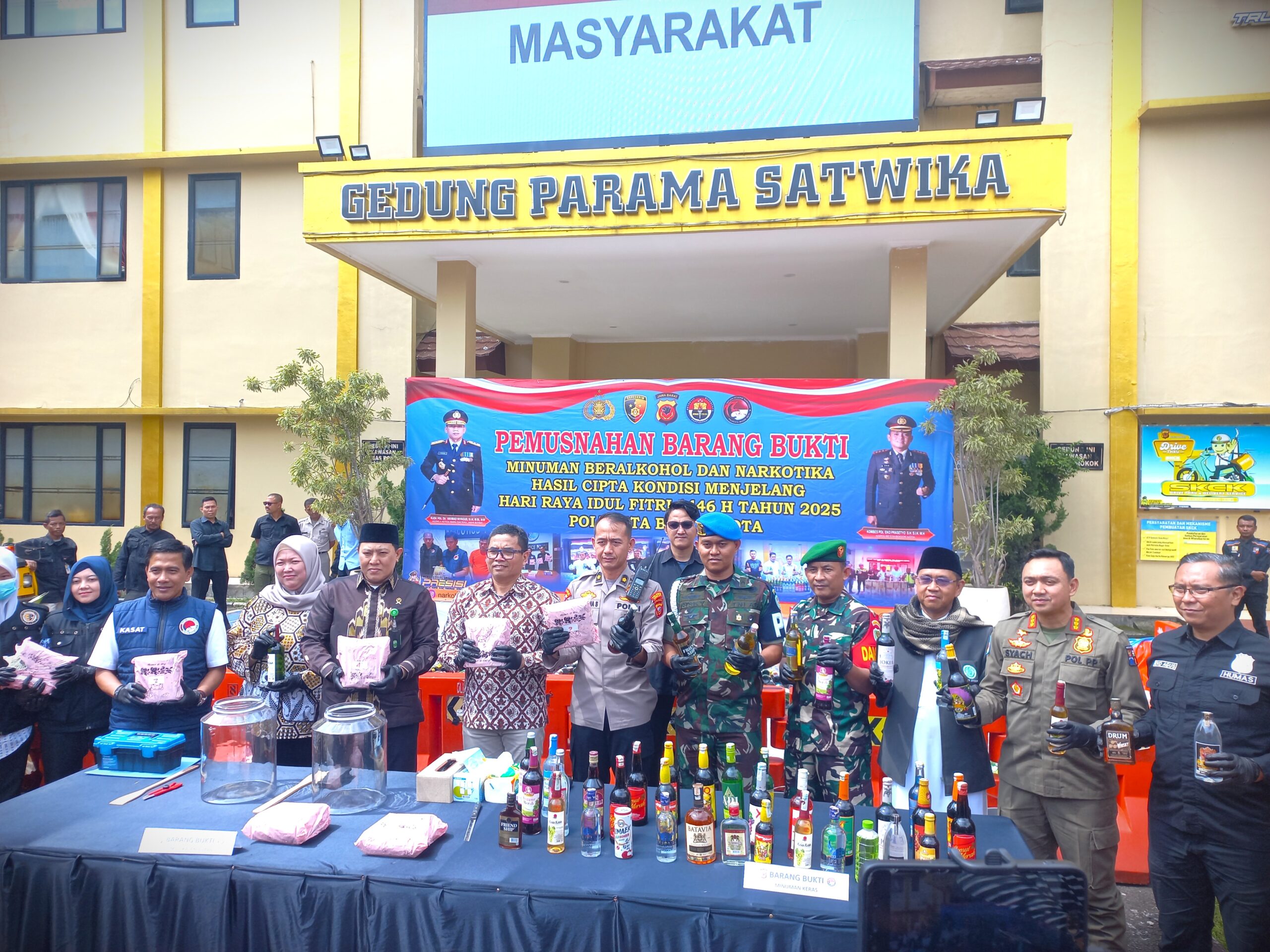 15.095 Botol Minuman Keras Ilegal dan 7 Kilogram Sabu Dimusnahkan di Mako Polresta Bogor Kota 2 1 scaled