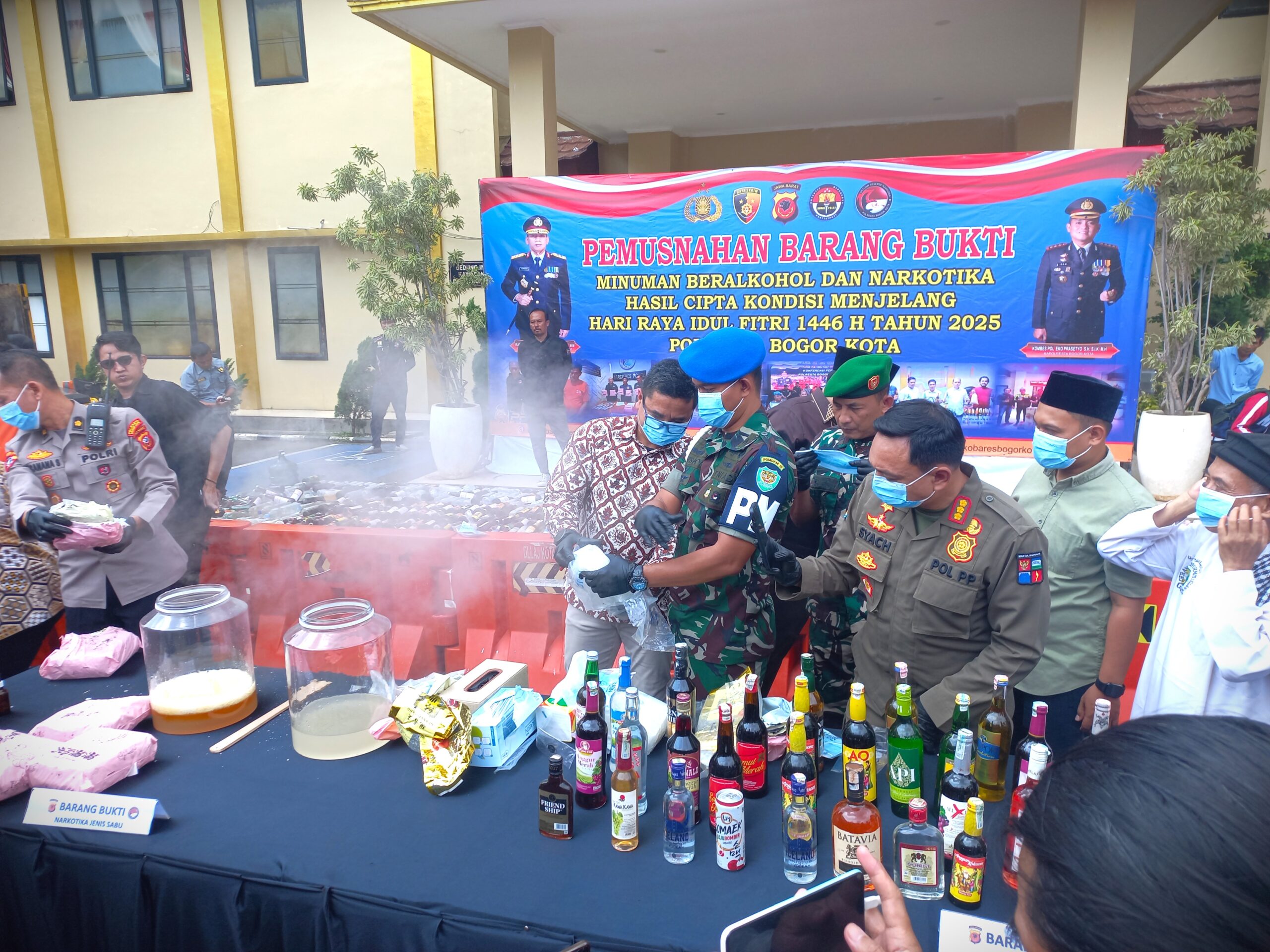 15.095 Botol Minuman Keras Ilegal dan 7 Kilogram Sabu Dimusnahkan di Mako Polresta Bogor Kota 2 15.095 Botol Minuman Keras Ilegal dan 7 Kilogram Sabu Dimusnahkan di Mako Polresta Bogor Kota 3 scaled