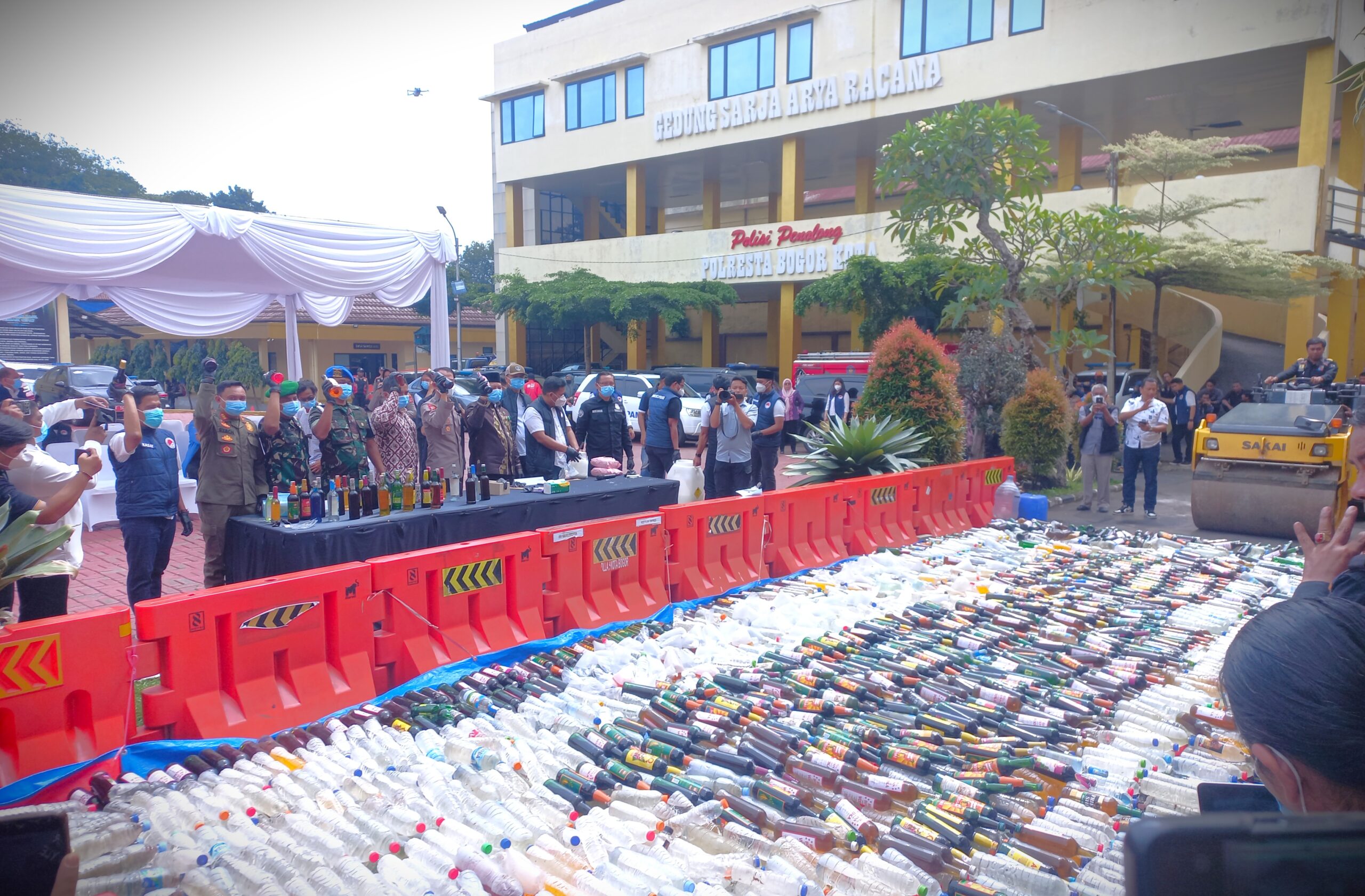 15.095 Botol Minuman Keras Ilegal dan 7 Kilogram Sabu Dimusnahkan di Mako Polresta Bogor Kota 1 Polresta Bogor Kota