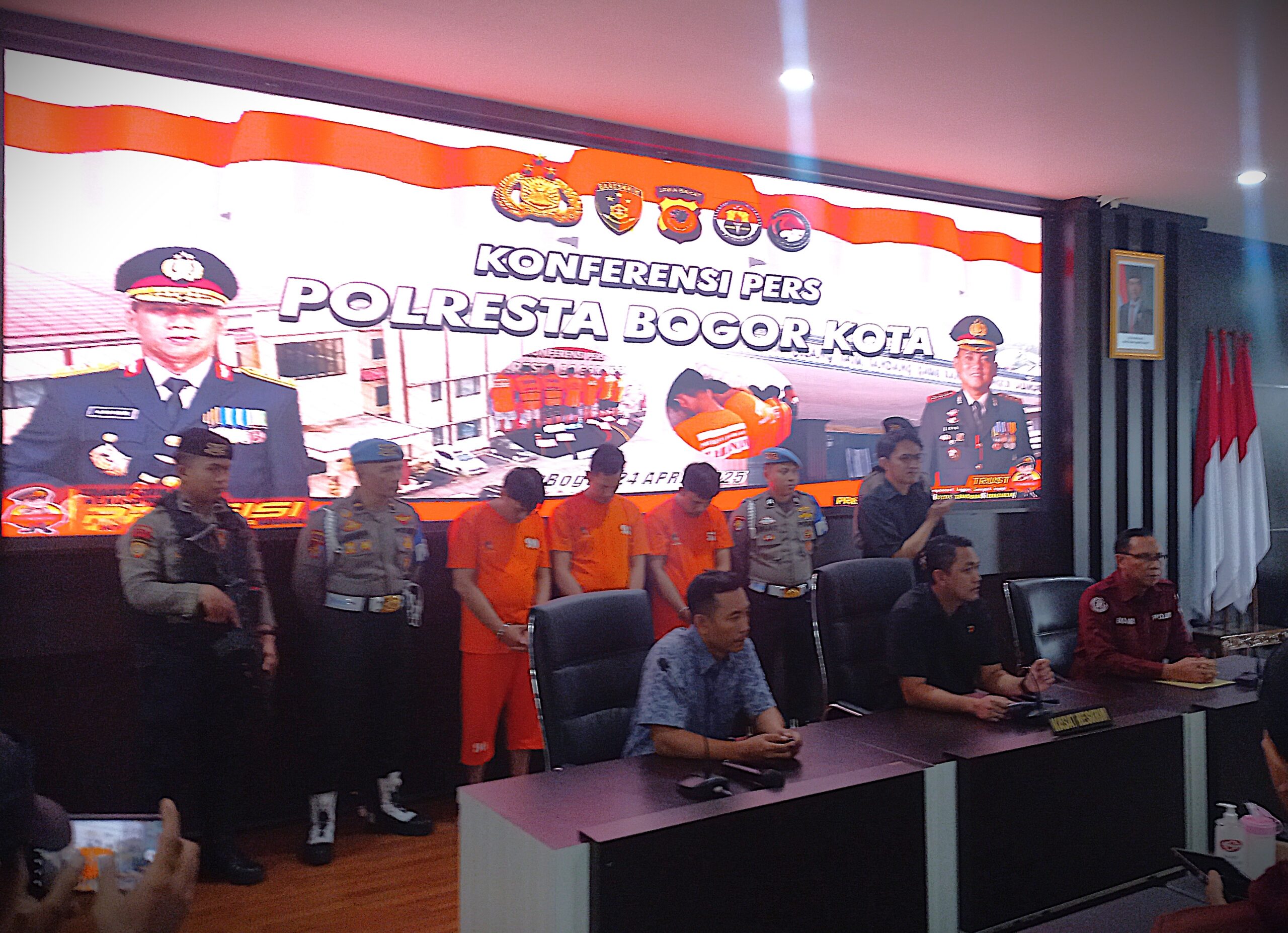 Modus Tukar ATM Tiga Pelaku Penipuan Ditangkap Jajaran Satreskrim Polresta Bogor2 scaled