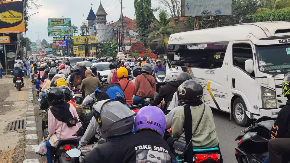 Bus Wisata Mogok di Tanjakan Cipayung Puncak, Lalu Lintas Macet Total 1 bus wisata