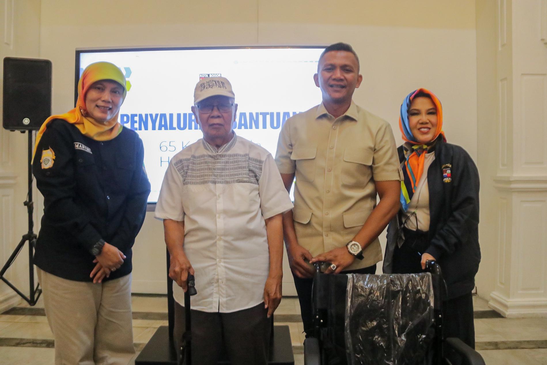 Pemkot dan DPRD Kota Bogor Salurkan Puluhan Kursi Roda untuk Warga 1 kursi roda
