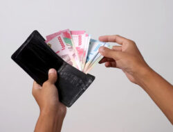 Rupiah Melemah Tipis, IHSG Dibuka di Zona Merah