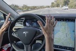 Tesla Kirim Kendaraan Tanpa Pengemudi Pertama Langsung ke Pelanggan