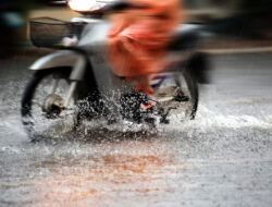 Begini Cara Merawat Motor Setelah Berkendara di Tengah Hujan