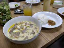 Berburu Kuliner Kambing Unik? Coba Sop Kuah Susu di Sukri Kumis Bogor