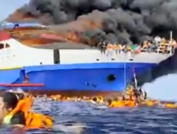 Detik-detik Kapal Motor Barcelona Terbakar, Penumpang Lompat ke Laut Selamatkan Diri