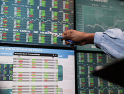 Sempat Menguat, IHSG Ditutup Turun ke Level 7.344