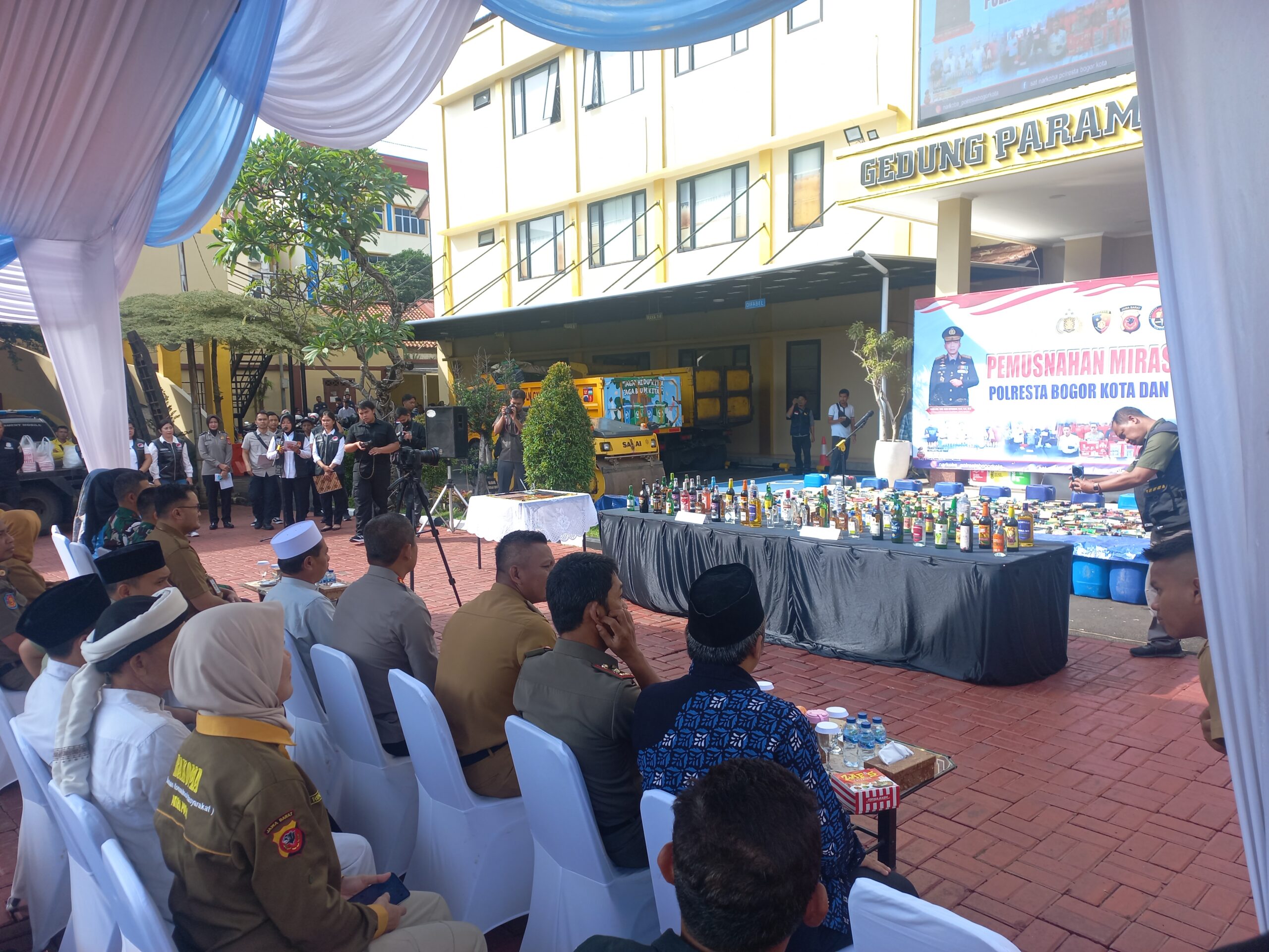Polresta Bogor Kota Musnahkan Ribuan Botol Miras Empat Orang Ditetapkan Sebagai Tersangka 2 scaled