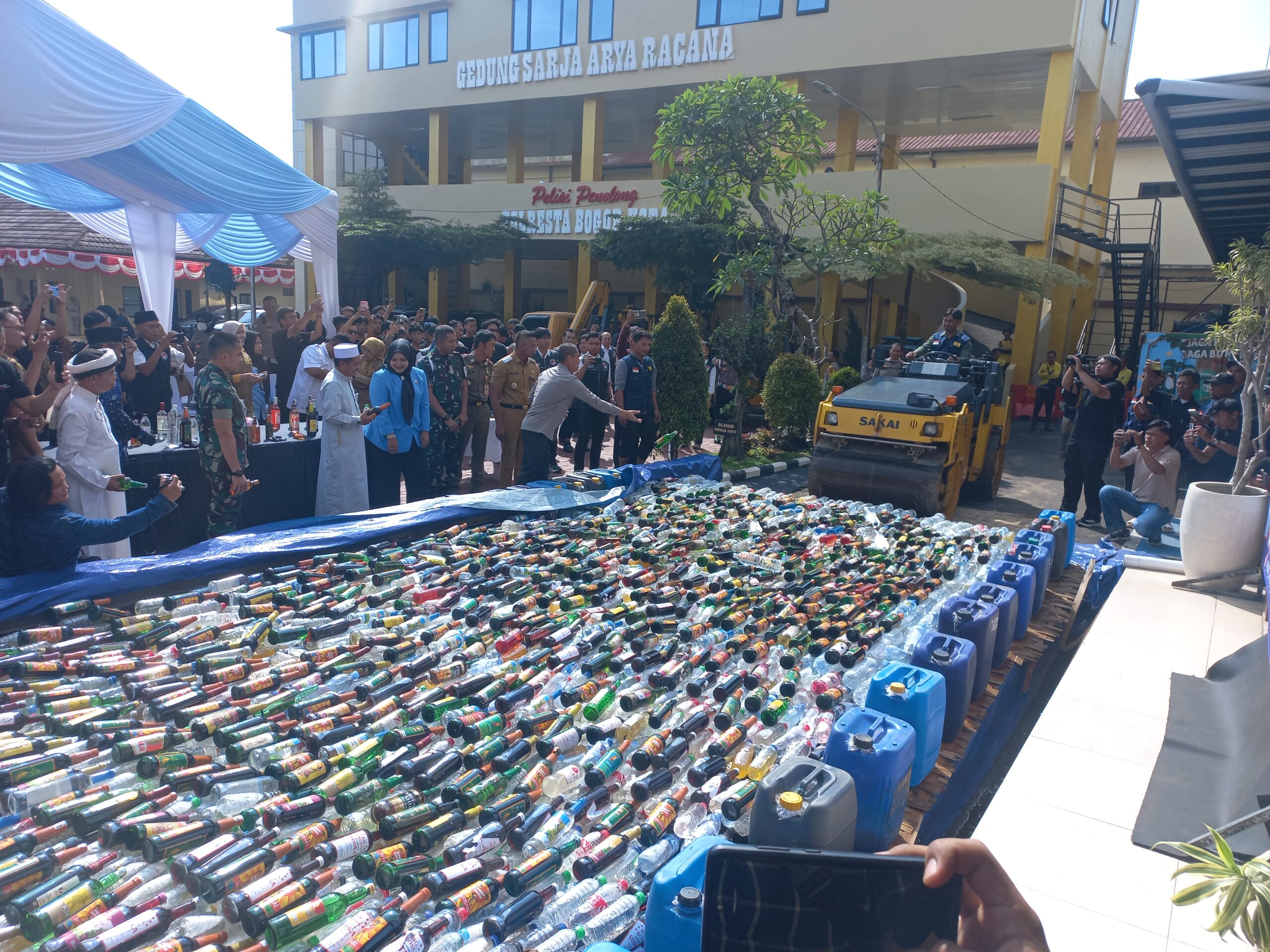 Polresta Bogor Kota Musnahkan Ribuan Botol Miras Empat Orang Ditetapkan Sebagai Tersangka 3 scaled