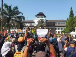 Ribuan Pekerja Pariwisata Demo di Gedung Sate, Tuntut Pencabutan Larangan Study Tour