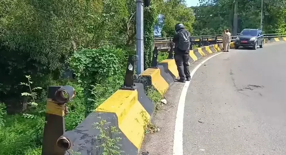 besi penyangga fasilitas umum
