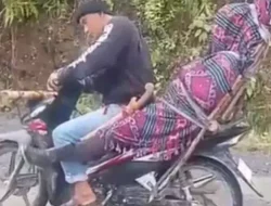 Jalan Rusak, Warga Donggala Terpaksa Bawa Jenazah ASN Pakai Motor