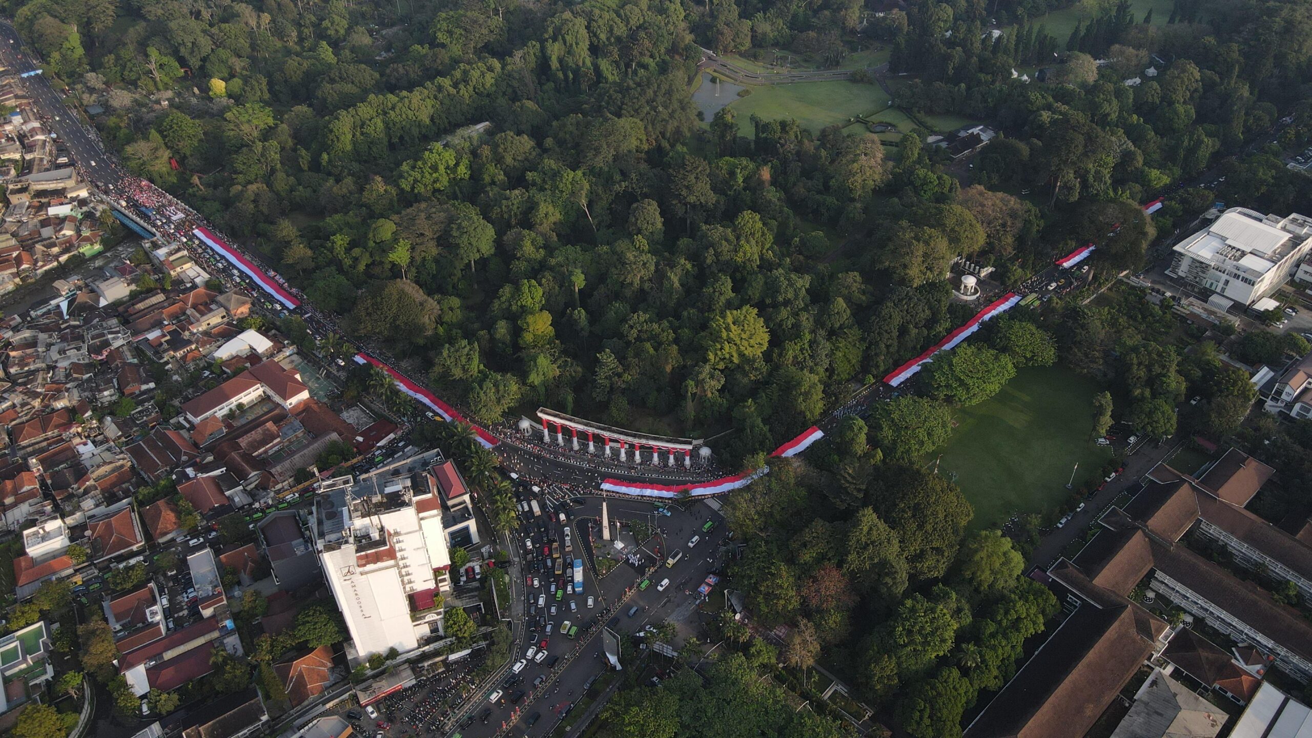 Peringati HUT RI ke-80 dan Satu Dekade Festival Merah Putih di Kota Bogor, Kirab Merah Putih Tampil Megah 2 Peringati HUT RI ke 80 dan Satu Dekade Festival Merah Putih di Kota Bogor Kirab Merah Putih Tampil Megah 2 scaled