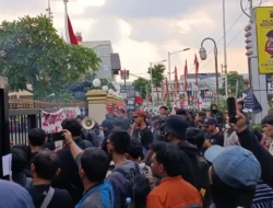 Puluhan Massa Aksi Datangi Polresta Bogor Kota, Desak Keadilan untuk Pengemudi Ojol yang Tewas