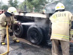 Sepeda Motor Terlindas Truk Trailer dan Terbakar di Cilincing, Jakarta Utara