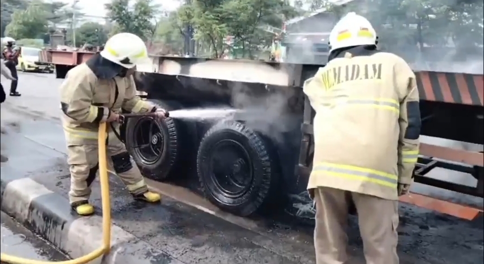 Sepeda Motor Terlindas Truk Trailer dan Terbakar di Cilincing, Jakarta Utara 1 sepeda motor