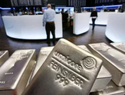 Harga Emas Antam Turun, Perak Justru Naik pada Jumat Pagi