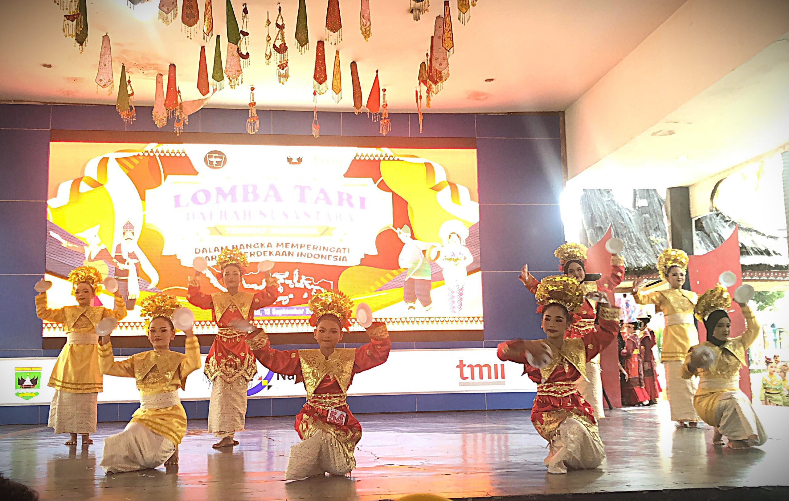 Tari Piring SPADA dari SDN Semplak 2 Bogor Raih Juara 1 di Lomba Tari Daerah Nusantara TMII 2 scaled
