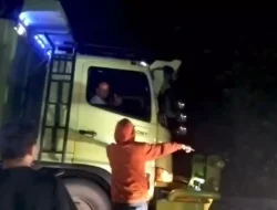 Pedagang Roti Luka-Luka Ditabrak Truk Tambang di Bogor