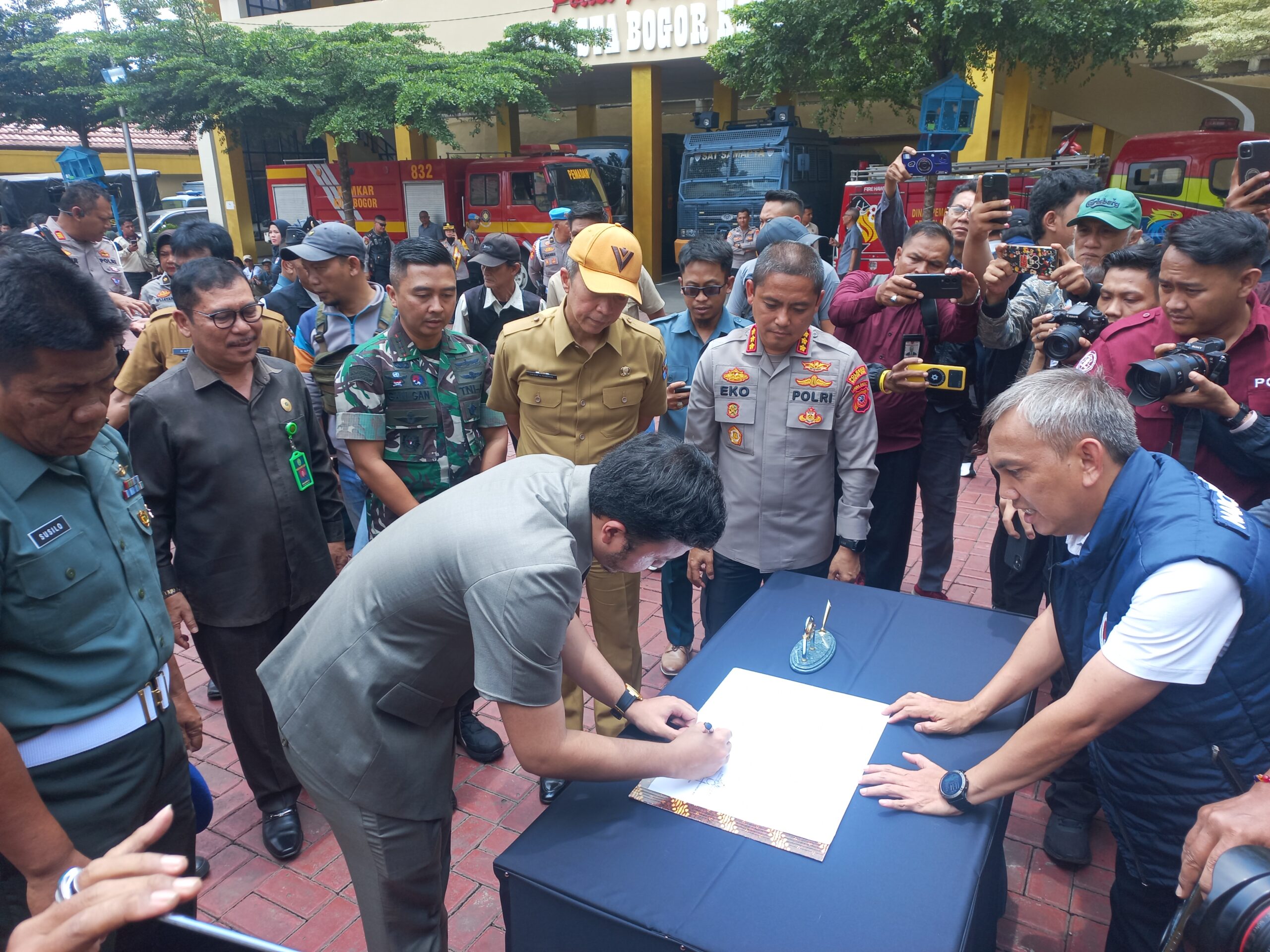 Cegah Kriminalitas, Polres Bogor Kota Musnahkan Ribuan Botol Minuman Keras 2 Cegah Kriminalitas Polres Bogor Kota Musnahkan Ribuan Botol Minuman Keras 2 scaled