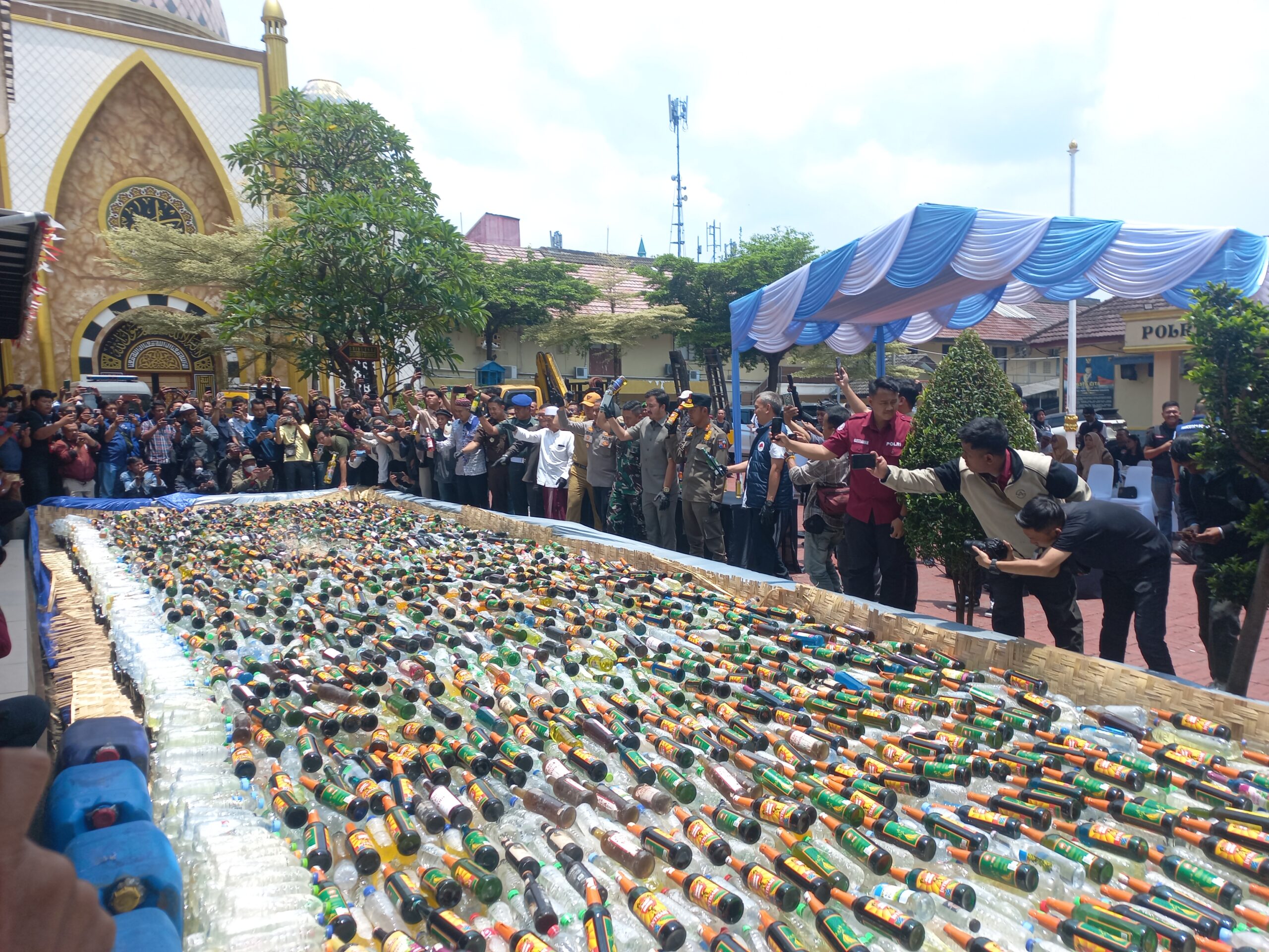 Cegah Kriminalitas, Polres Bogor Kota Musnahkan Ribuan Botol Minuman Keras 2 Cegah Kriminalitas Polres Bogor Kota Musnahkan Ribuan Botol Minuman Keras 4 scaled