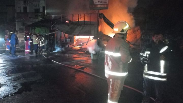 Kebakaran Hanguskan Lapak Rongsok di Bekasi, Diduga Akibat Pembakaran Sampah 1 kebakaran