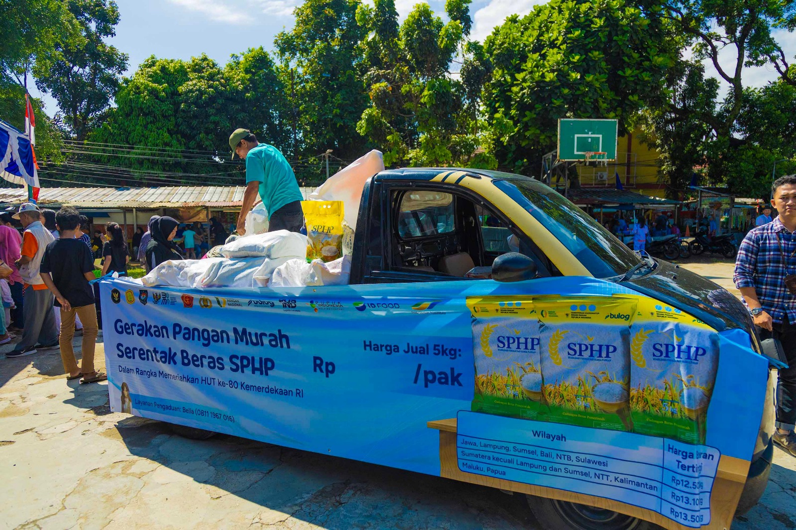 PANGAN MURAH Warga antusias memanfaatkan Gerakan Pangan Murah. Komoditas pokok dijual dengan harga di bawah pasar agar daya beli masyarakat tetap terjaga. 4