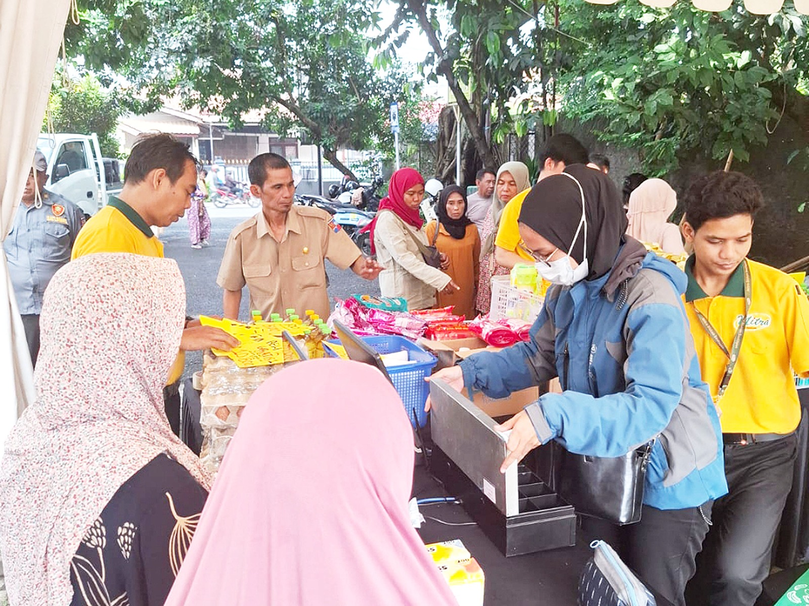 PANGAN MURAH Warga antusias memanfaatkan Gerakan Pangan Murah. Komoditas pokok dijual dengan harga di bawah pasar agar daya beli masyarakat tetap terjaga