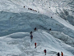 Ratusan Pendaki Terdampar di Gunung Everest, Satu Tewas Akibat Badai Salju di Tibet