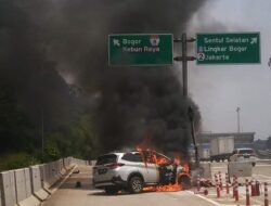 Mobil SUV Toyota Rush Terbakar Usai Tabrak Pembatas Jalan di Tol Jagorawi