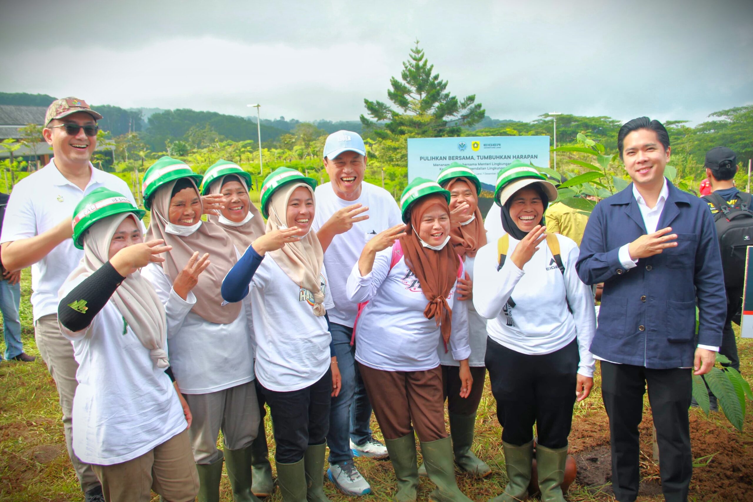 Pulihkan Bersama Tumbuhkan Harapan EIGER Adventure Land dan KLH Menanam Bersama untuk Perkuat Ekosistem Hulu Puncak 2 scaled